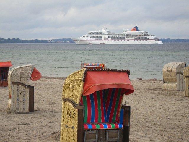 Die MS Europa in der Lbecker Bucht zwischen Timmendorfer Strand und Niendorf