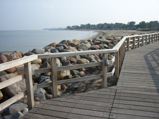 Spaziersteg am Niendorfer Hafen mit Blick ber den Freistrand